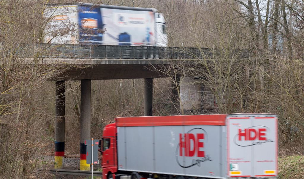 So wie auf dem Foto soll es eigentlich nicht sein. Ein schwerer Lkw fährt über die marode B-35-Brücke bei Maulbronn West, anstatt die Umleitung zu nutzen. Foto: Fotomoment