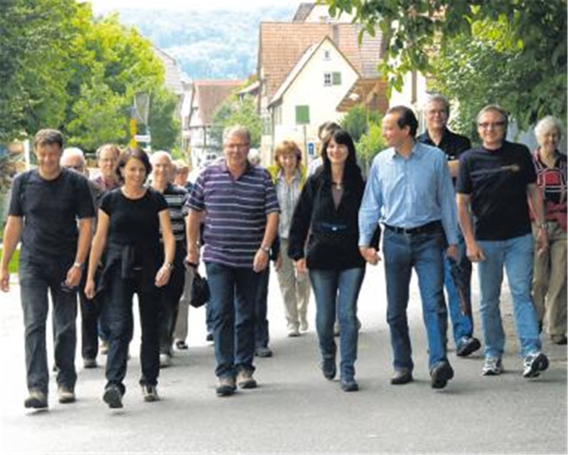 So wünscht sich Kreisvorsitzender Gunther Krichbaum (hellblaues Hemd) seine Partei: Mit Blickrichtung Landtagswahl 2011 soll die regionale CDU, ähnlich wie bei der gestrigen Sommerwanderung in Mühlhausen, gemeinsam für die Kandidatin Viktoria Schmid (li.) voranschreiten  inklusive des Stadtverbands Mühlacker, für den Vorsitzender Wolfgang Schreiber (Mitte) den Reiseführer gab. 
Foto: Eier