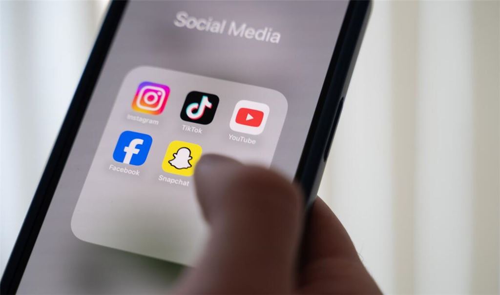 Social Media ist für viele Kinder ein Zeitfresser – und mit Problemen verbunden.