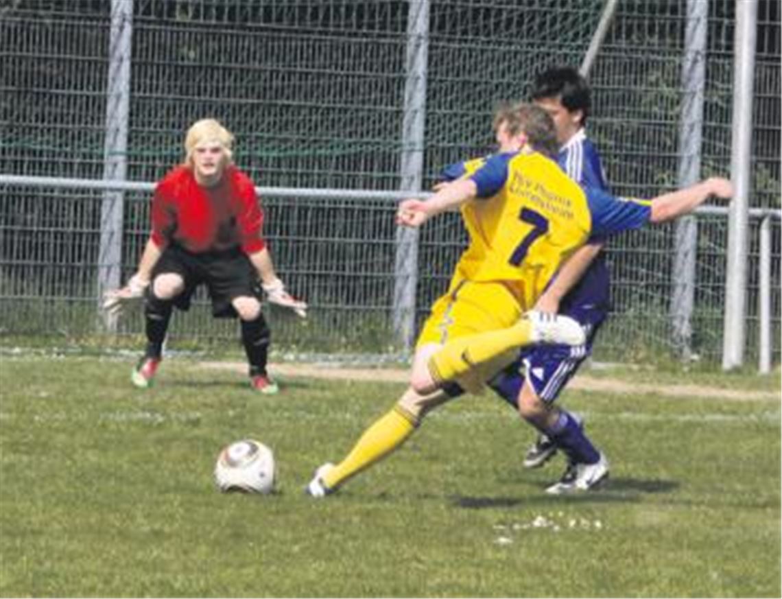 Sören Christofori zieht ab, doch Matthias Rößler (li.) ist auf dem Posten. Der 18-jährige Ersatzkeeper des SV Illingen macht ein fehlerloses Spiel. Foto: Eigner