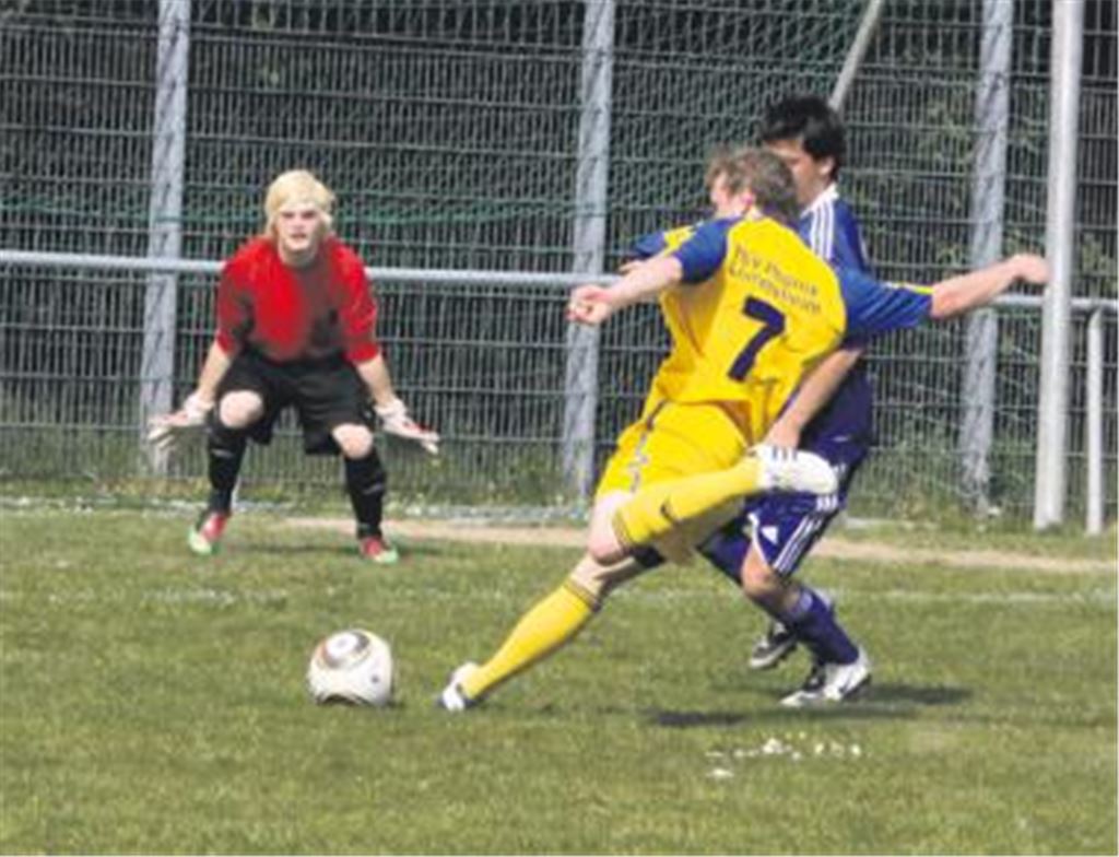 Sören Christofori zieht ab, doch Matthias Rößler (li.) ist auf dem Posten. Der 18-jährige Ersatzkeeper des SV Illingen macht ein fehlerloses Spiel. Foto: Eigner