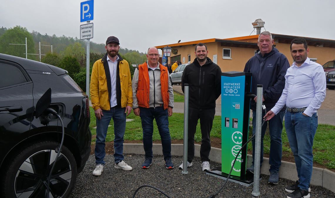 Sören Genthner, Uwe Pfisterer, Leon Peskos, Heinz Voges und Gürkan Seyrek (v.li.) präsentieren die neue Ladesäule beim Vereinsheim der Viktoria Enzberg. Foto: Friedrich
