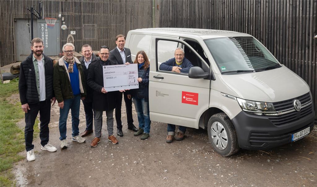Sören Genthner (v.li.) von den Stadtwerken Mühlacker, Ulrich Münchinger von der Scheuermann-Stiftung, Gerd Owczarek, Michael Fritz und Sven Eisele von der Sparkasse Pforzheim-Calw sowie Sabine Pörner und Klemens Köberle von der Naturschule. Foto: Fotomoment