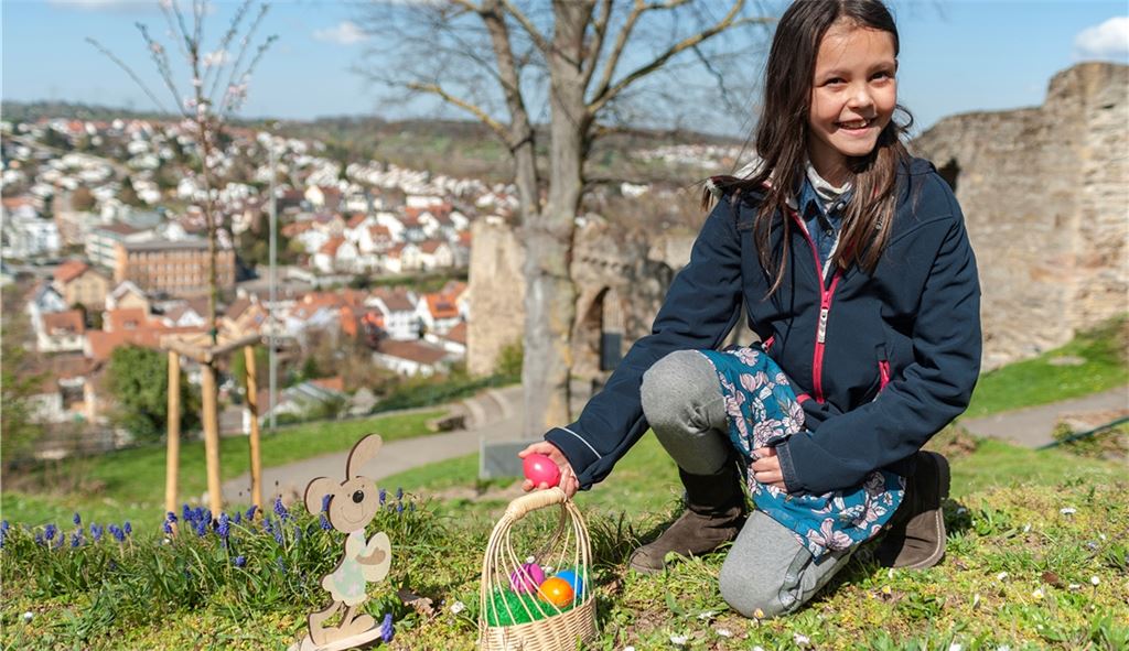 Sofia Hess wird auf der Suche nach Ostereiern bei der Burg Löffelstelz in Mühlacker fündig. Foto: Fotomoment