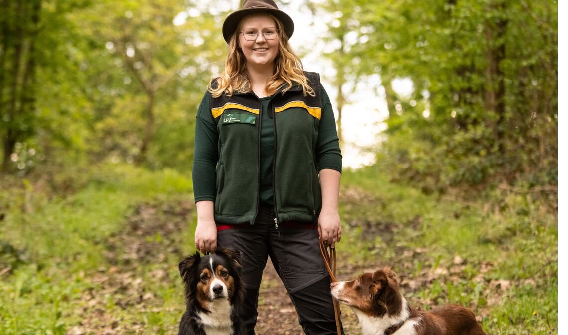 Sofie Bloß mit ihren Hunden Mia und Lou, die unter anderem als Wildschwein-Kadaverspürhund bei ihrer Arbeit hilfreich sind. Foto: privat