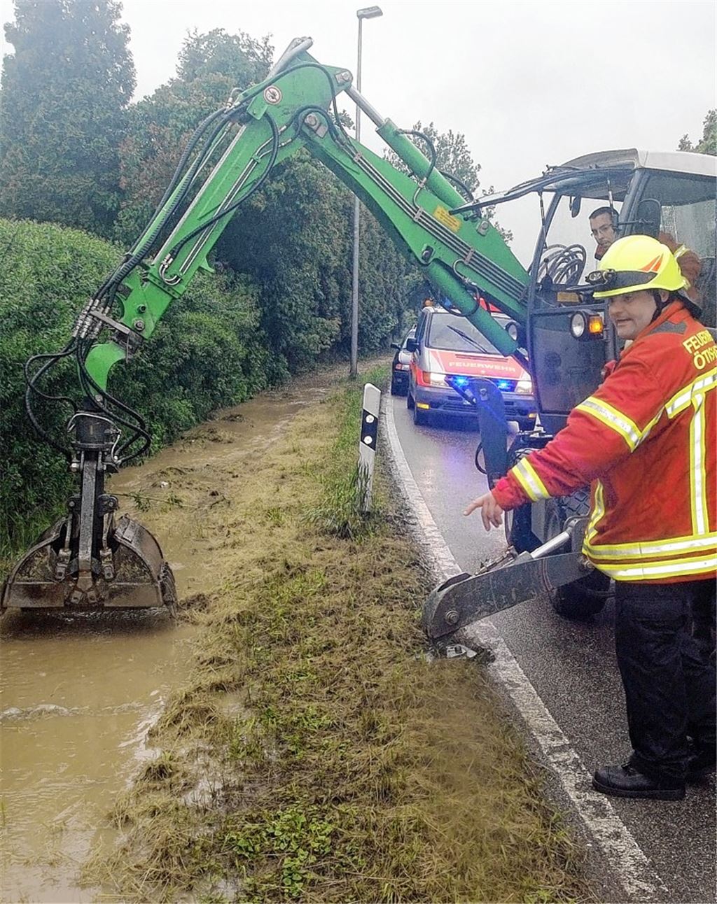 Sofortmaßnahme: In Ötisheim wird ein Wassergraben freigelegt, um den Abfluss zu verbessern. Allerdings blieb der Kampf gegen die Überflutungen ein Stück weit vergebens.