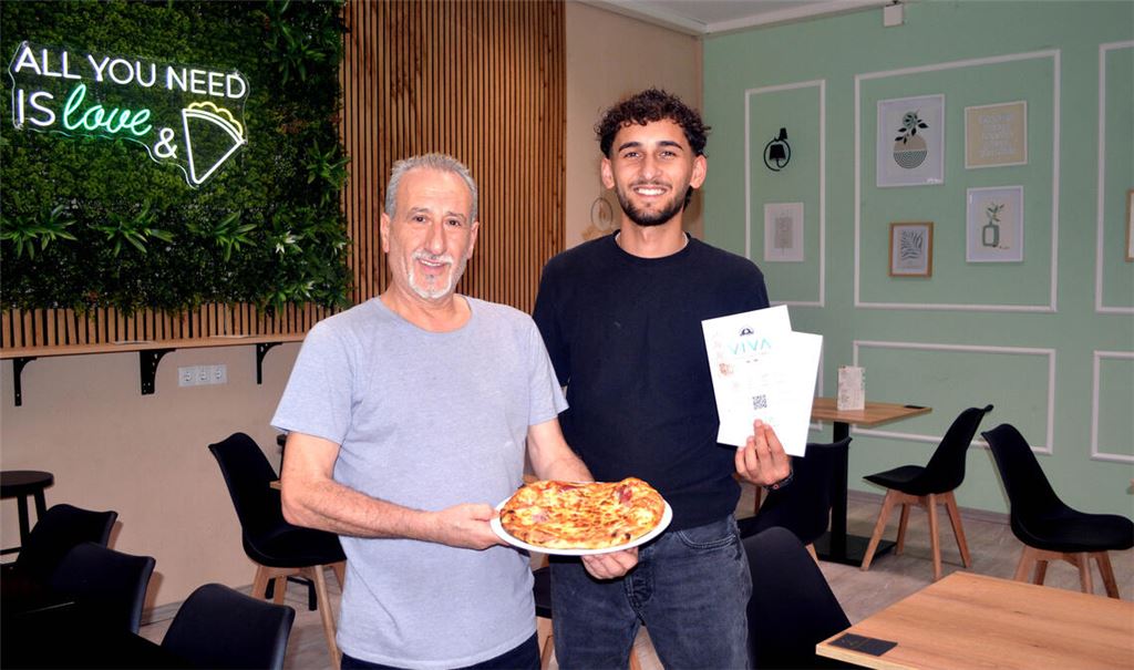 Soft-Opening: Ismail Ismail (re.) und sein Koch Lillo Frenda laden in das neue italienische Restaurant „VIVA“ in der Bahnhofstraße in Mühlacker ein. Foto: Stahlfeld