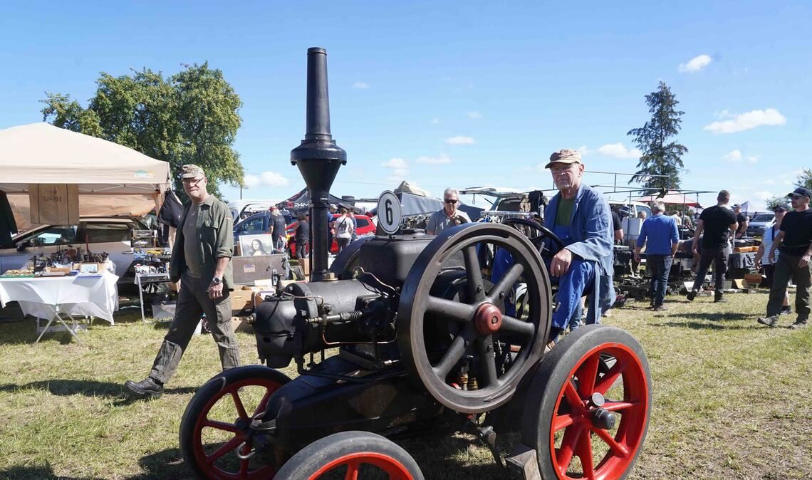 Mit dem Retro-Panzer über den Acker pflügen Sogar Dampftraktoren waren dabei.