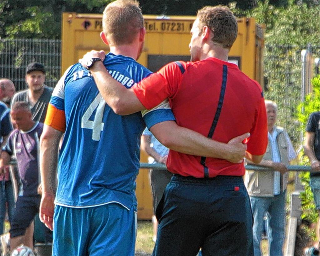 Sogar der Schiedsrichter (mit Kapitän Alexander Genthner) spendet den enttäuschten Knittlingern Trost.