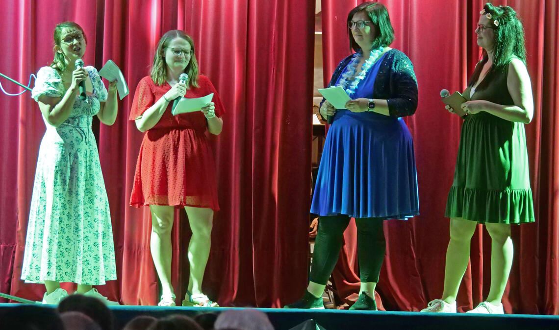 Sogar die Farbgebung für die vier Moderatorinnen steht für die vier Elemente.