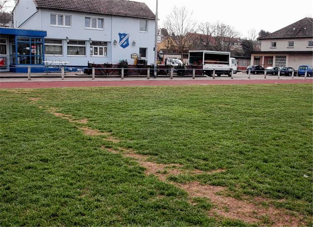 Sogar die Schiedsrichter laufen neuerdings vorsichtig, weil regelrechte Furchen den Knittlinger Fußballplatz durchziehen. Foto: Eigner