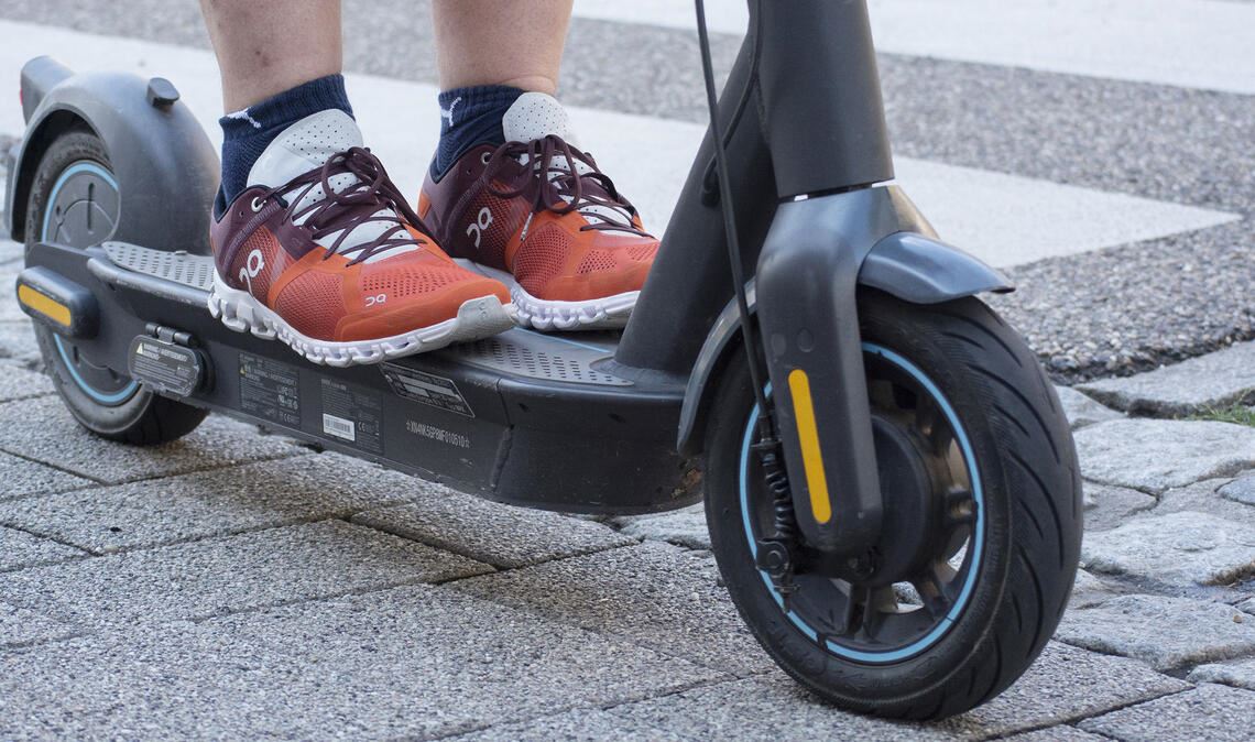 Sogenannte E-Scooter sind im Straßenverkehr mittlerweile häufig anzutreffen. Die Fahrer gehören zu den besonders gefährdeten Gruppen. Foto: Fotomoment