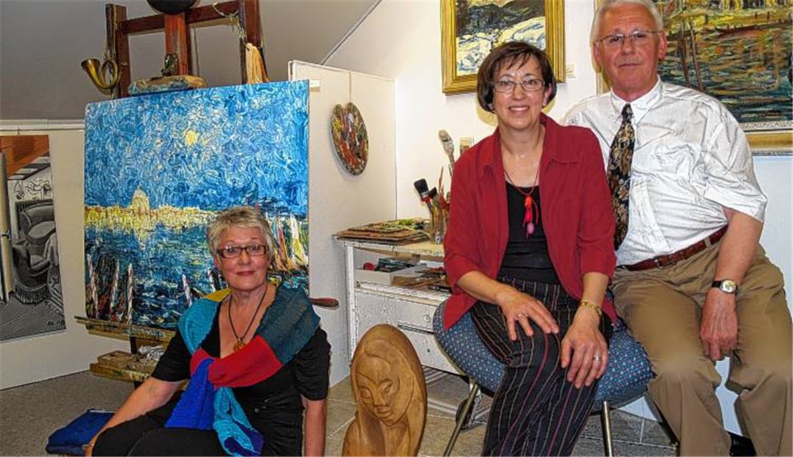 Sohn Wolfgang Hager mit Ehefrau Sylvia und Tochter Margret Schmid (v.re.) in der „musealen Ecke“ mit den persönlichen Erinnerungen.