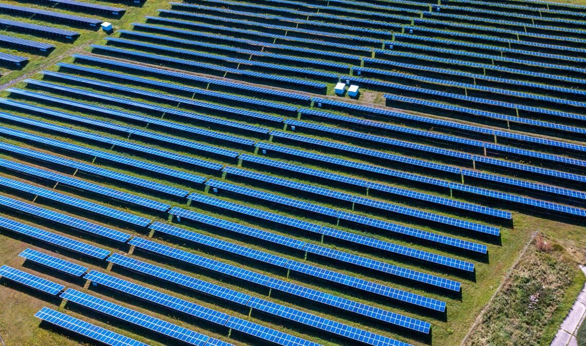 Solarmodule stehen in einem Solarpark bei Wismar in Mecklenburg-Vorpommern.