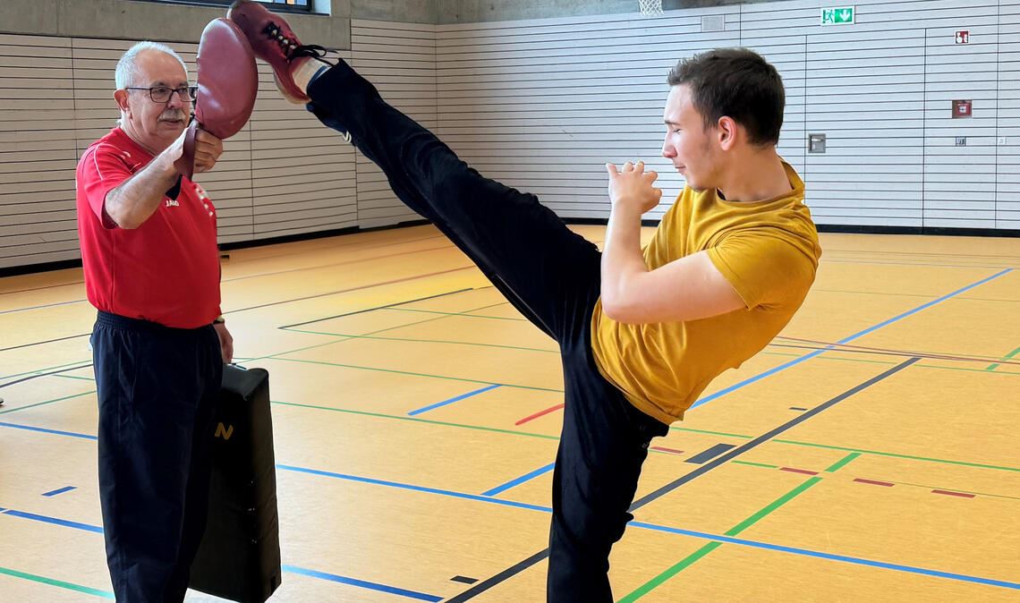 Solch‘ eine perfekte Technik, wie sie der erfahrene Taekwondo-Sportler hier mit Luis Escolano demonstriert, schaffen die Achtklässler nach zwei Unterrichtseinheiten nicht, sie nehmen aber dennoch viel mit aus den besonderen Sportstunden.