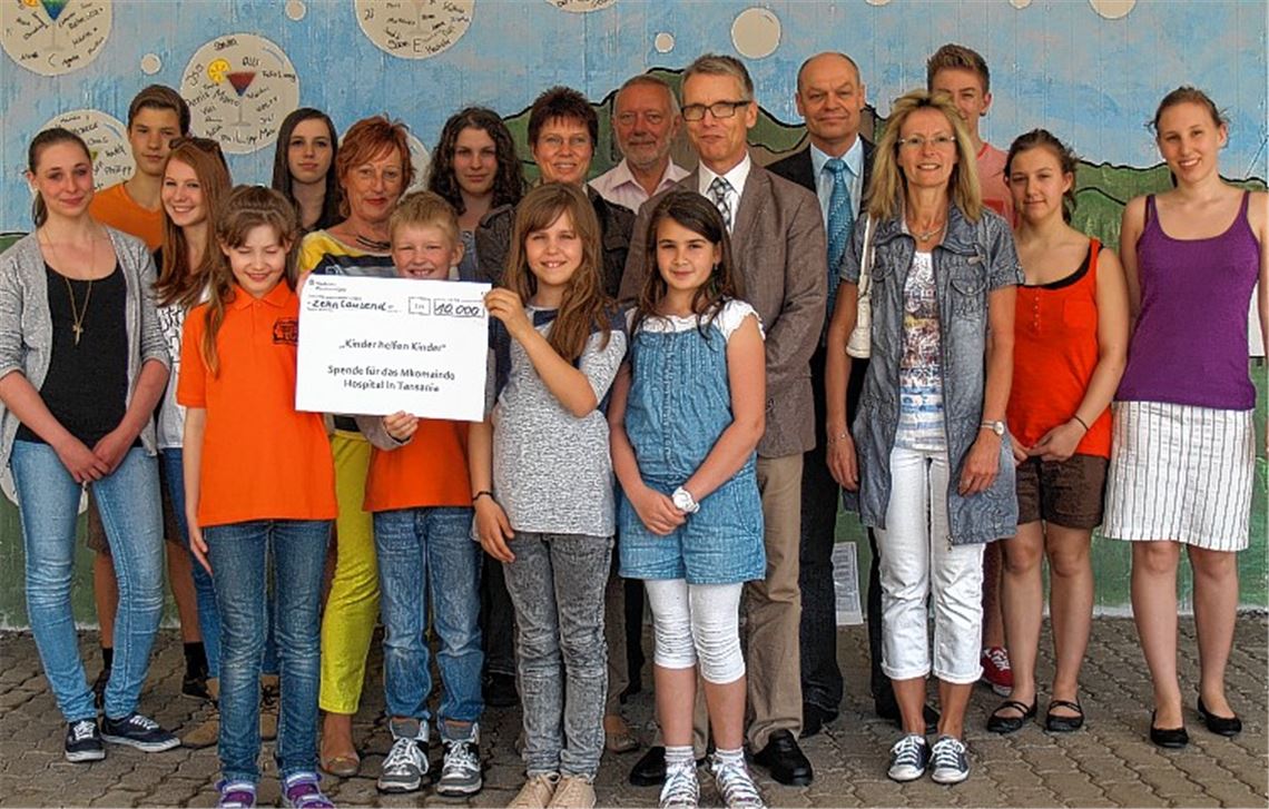 Solch einen Scheck halten Schüler selten in den Händen: 10000 Euro, die im Rahmen der Konzertreihe „Kinder helfen Kindern“ zusammengekommen sind, fließen nach Tansania. 