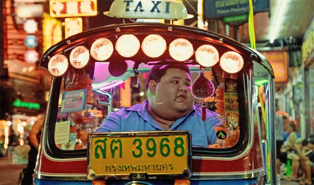 Solche Schauspieler findet man in Bangkok auf der Straße: Piya-phon Dam-mu-nee gibt einen  Tuk-Tuk-Fahrer.
