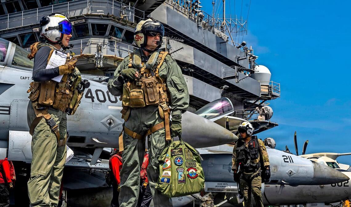Soldaten bereiten an Bord des Flugzeugträgers USS Abraham Lincoln Kampfjets für eine Mission vor: Imageverlust droht.