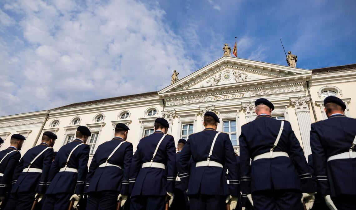 Soldaten des Wachbataillon stehen anlässlich der Akkreditierung von Botschaftern vor Schloss Bellevue.