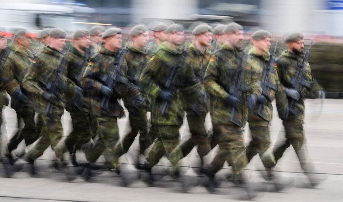 Soldaten marschieren auf: Reicht der freiwillige Wehrdienst, damit es am Ende genug sind, um das Land zu verteidigen?