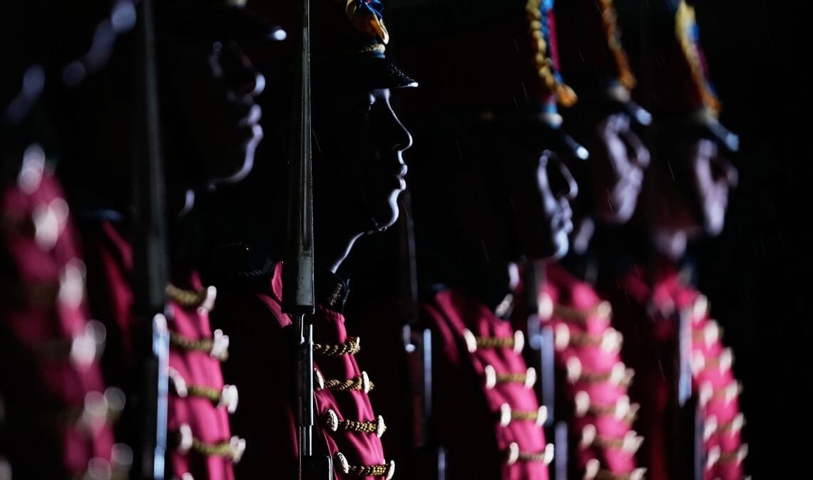 Soldaten stehen in Formation während einer Mahnwache zum Gedenken an die Opfer des Absturzes eines Militärfrachtflugzeugs.