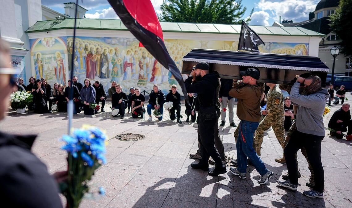 Vizekanzler Klingbeil sondiert in Kiew Sicherheitsgarantien Soldaten tragen die Särge ihrer gefallenen Kameraden.