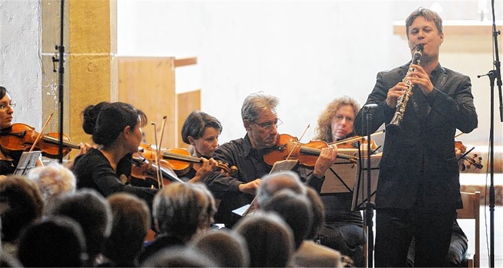 Solist Sebastian Manz und die „sueddeutsche kammersinfonie“ in Aktion.