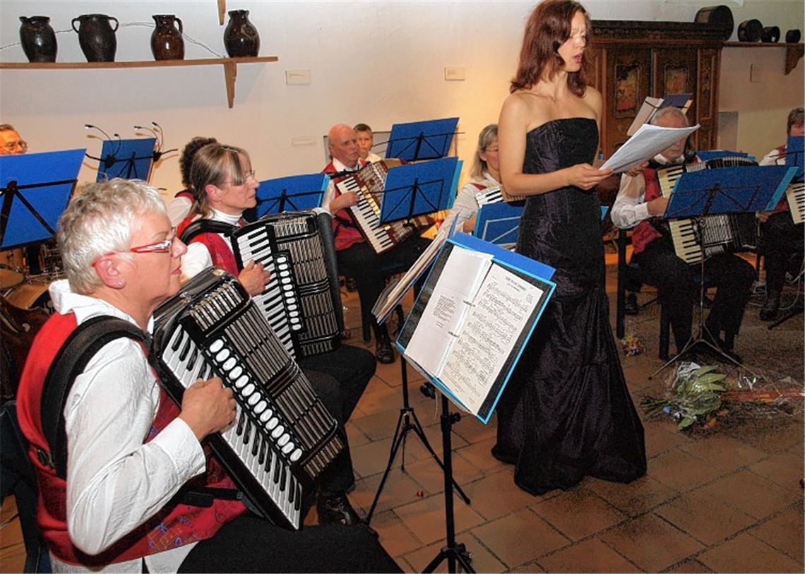 Solistin Juliane Brittain begleitet das Akkordeonorchester des Musikvereins bei seinem Abschiedskonzert. Foto: Appich