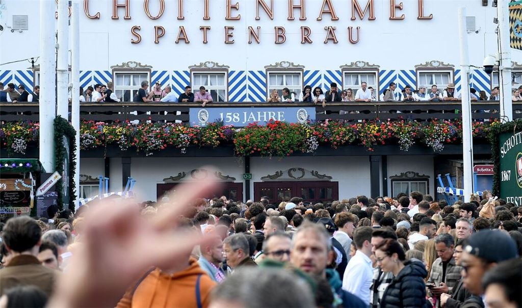 Soll das traditionsreiche Schottenhamel-Festzelt, seit 150 Jahren in Familienhand, europaweit ausgeschrieben werden? (Archivbild)