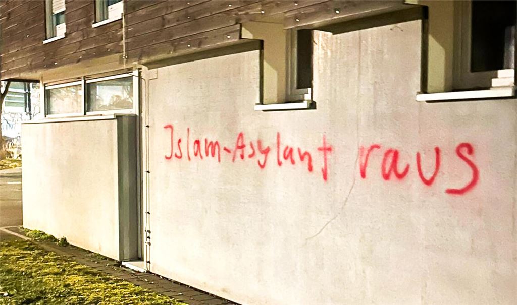 Soll man solche hässlichen Botschaften zeigen? Ja, meint die Mutter, die sich an uns wendet, denn Wegschauen helfe nicht. Fotos: privat