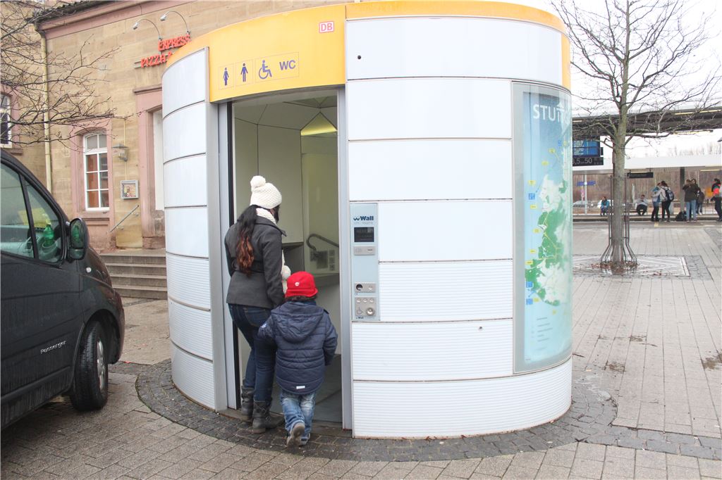 Soll nach 17 Jahren durch eine neue WC-Anlage ersetzt werden: die öffentliche Toilette vor dem Bahnhof in Mühlacker. Archivfoto: Sadler