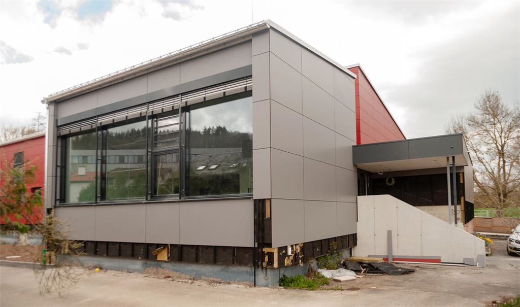 Soll nicht mehr lange Baustelle sein: die Halle in Lomersheim. Foto: Fotomoment