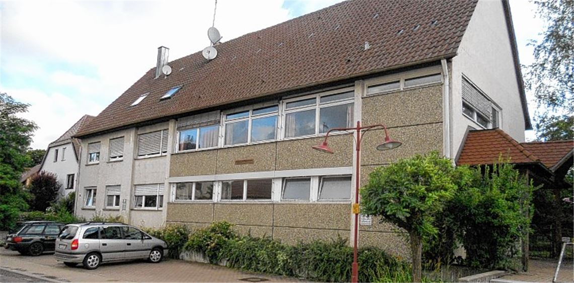 Soll umgebaut und grundlegend saniert werden: das evangelische Gemeindehaus in Wiernsheim, das in den 1970er Jahren gebaut wurde.