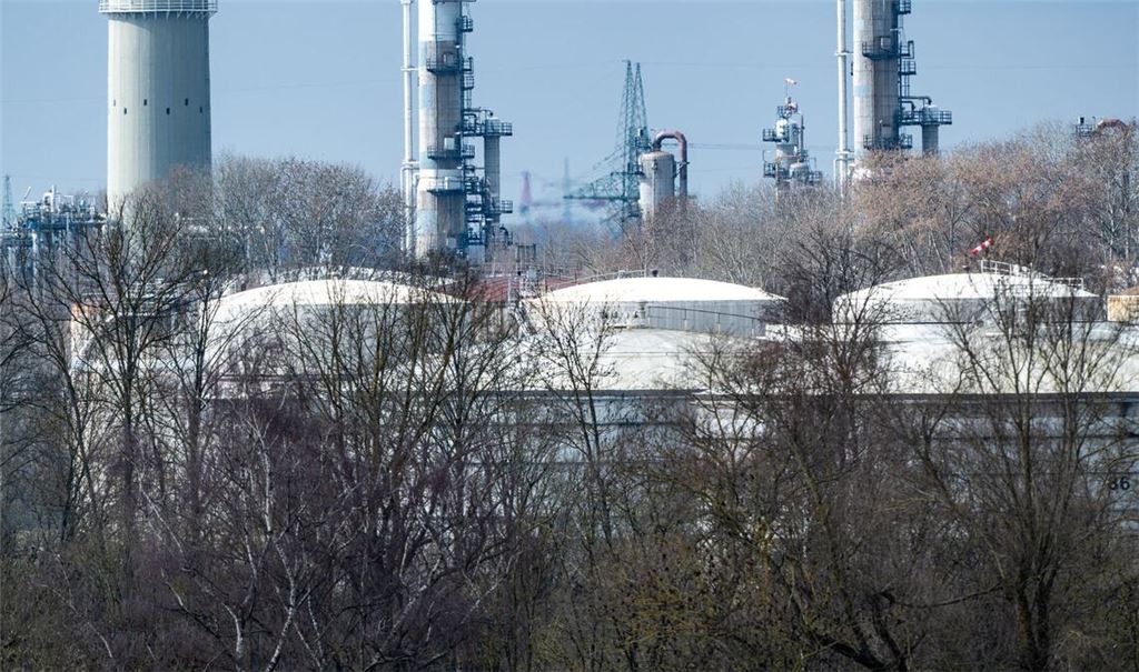 Sollte der Iran-Krieg weitergehen, könnte es im schlimmsten Fall in einigen Wochen zu Engpässen bei Kraftstoffen kommen. (Symbolbild)