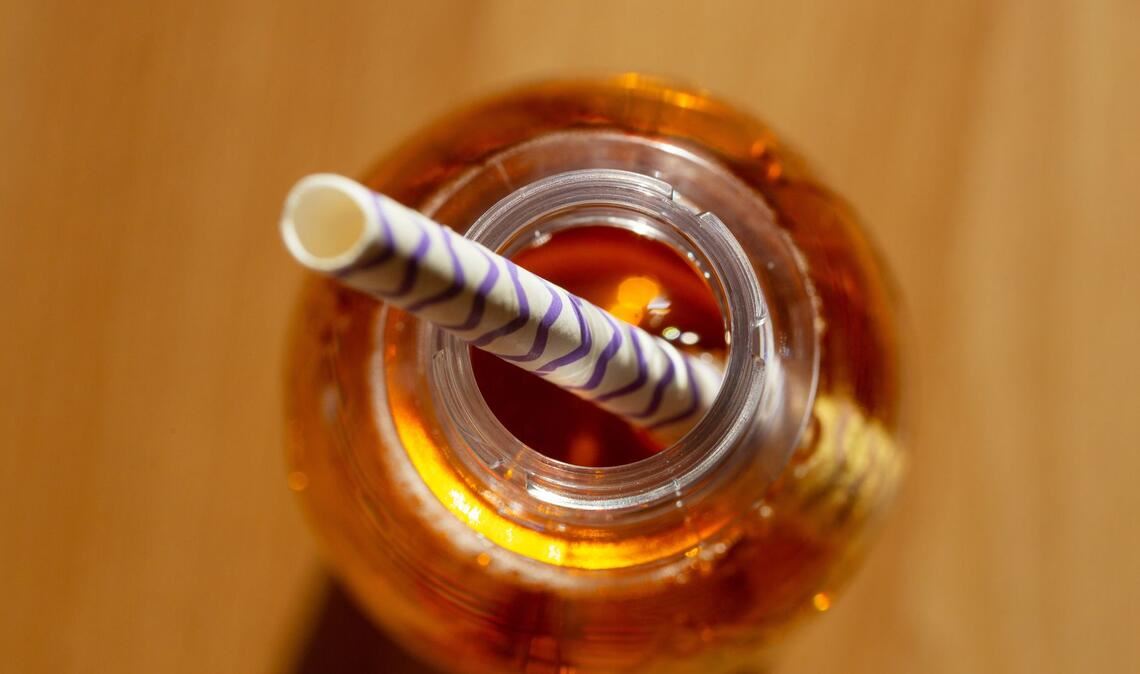 Sollte ein Preisaufschlag für stark gezuckerte Getränke kommen? (Archivbild)