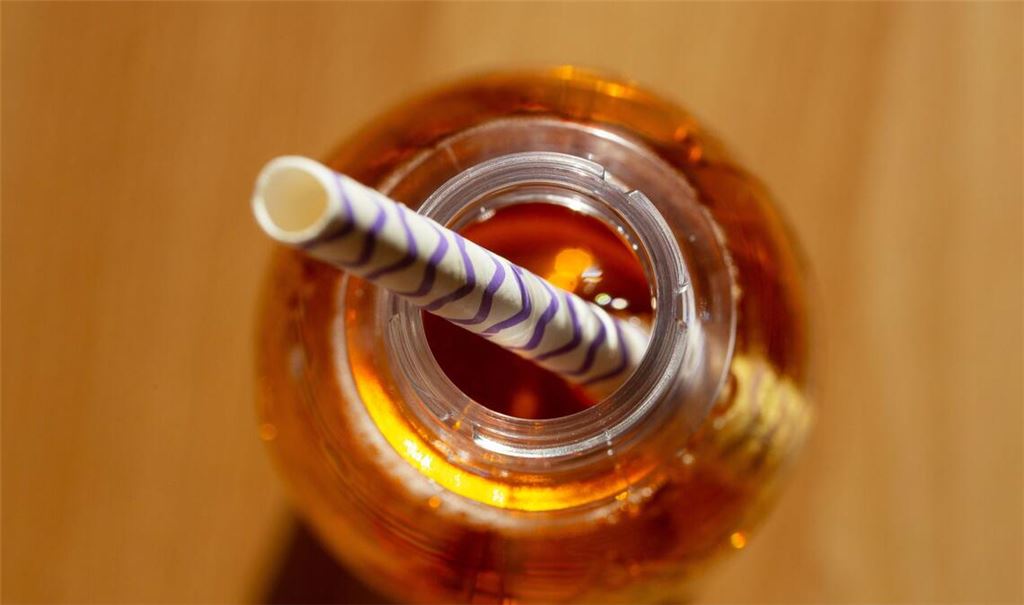 Sollte ein Preisaufschlag für stark gezuckerte Getränke kommen? (Archivbild)