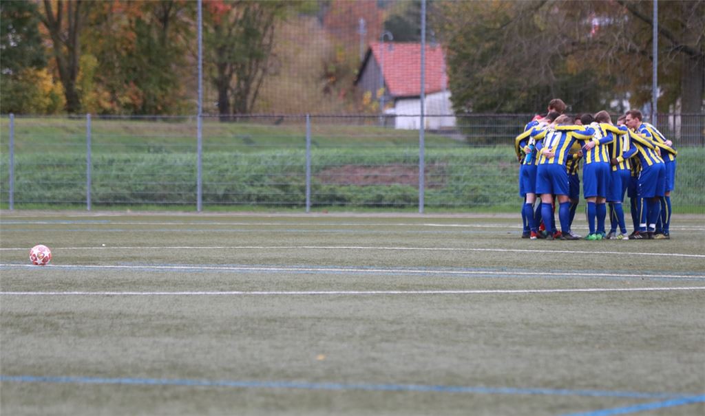 Sollte es im Frühjahr Auf- und Abstiegsspiele geben, wäre auch Bezirksligist Phönix Lomersheim betroffen. Die Mannschaft müsste sich – Stand jetzt – mit den acht weiteren besten Teams messen.Archivfoto: Huber