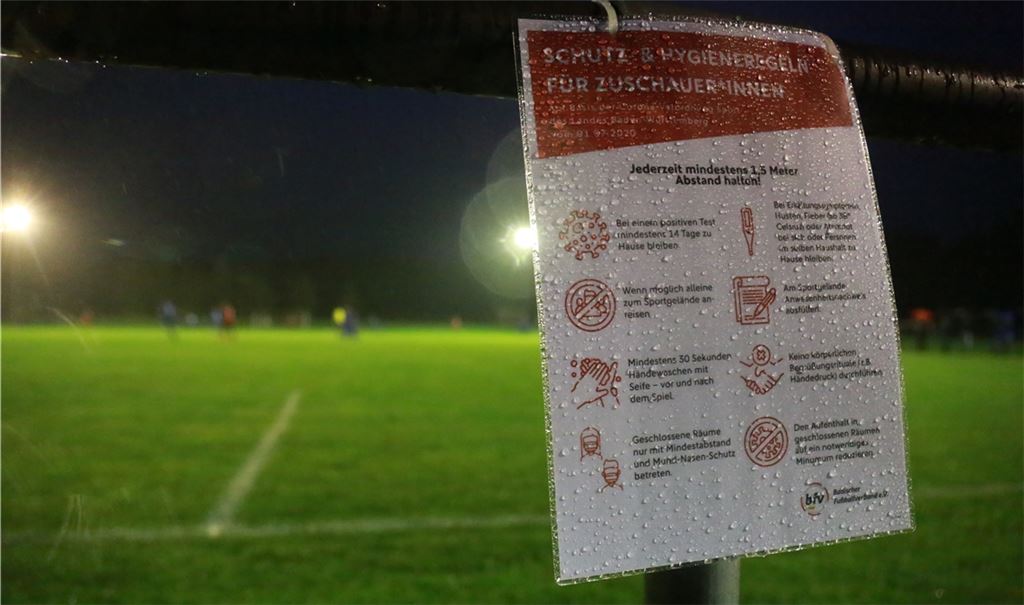Sollte in dieser Saison noch einmal der Ball rollen, dann werden im Sinne des Infektionsschutzes auf den Fußballplätzen wie schon vor dem Lockdown ganz bestimmt strenge Hygienekonzepte gelten. Ob und wie viele Zuschauer dann zugelassen werden, bleibt dabei auch noch abzuwarten.Archivfoto: Huber