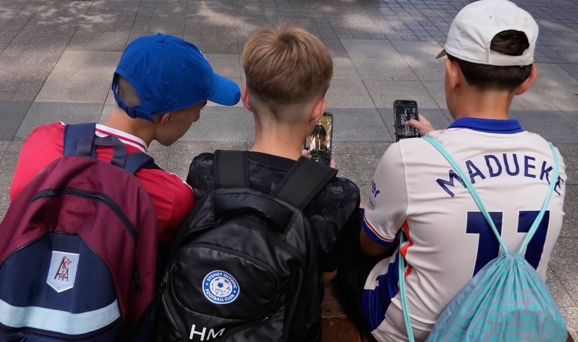 Sollten Kinder Social Media nicht mehr nutzen dürfen? Die Politik diskutiert. (Symbolbild)