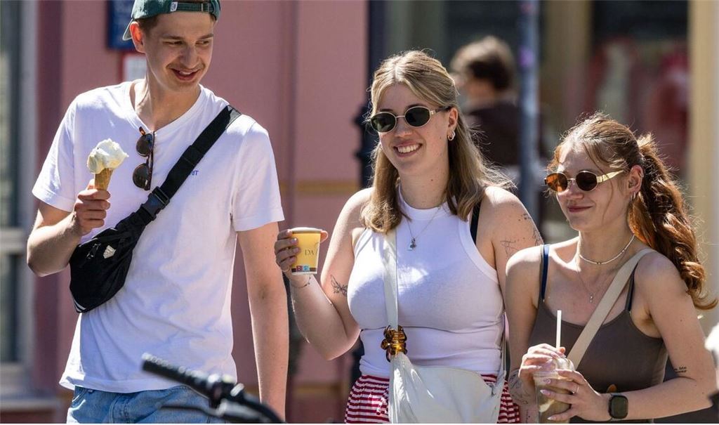 Sommer, Sonne, Eis in der Hand. Das Leben könnte so schön sein ohne Zukunftsängste.