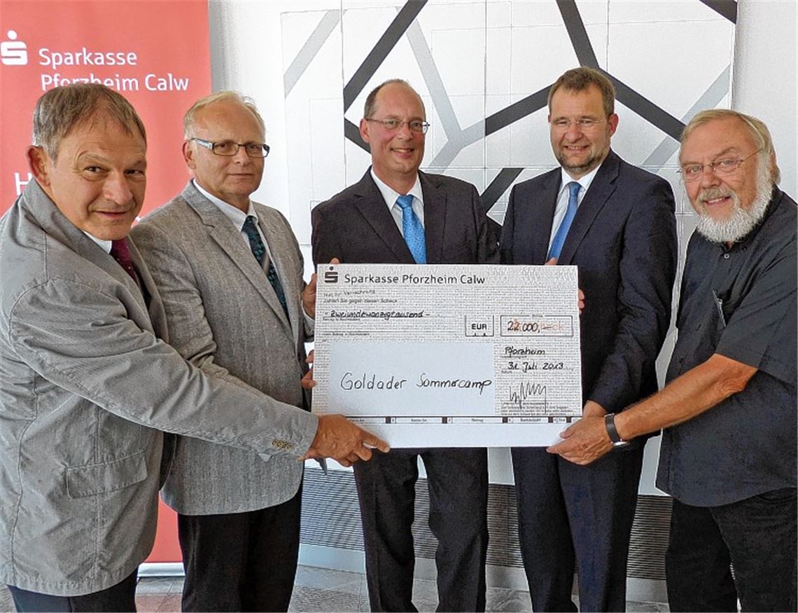 Sommercamp gesichert – dank der Sparkassen-Spende von 22000 Euro. Bei der Übergabe freuen sich (v. li.) Bernd Rechel, Karl Röckinger, Stephan Scholl, Gert Hager und Wolfgang Klier.