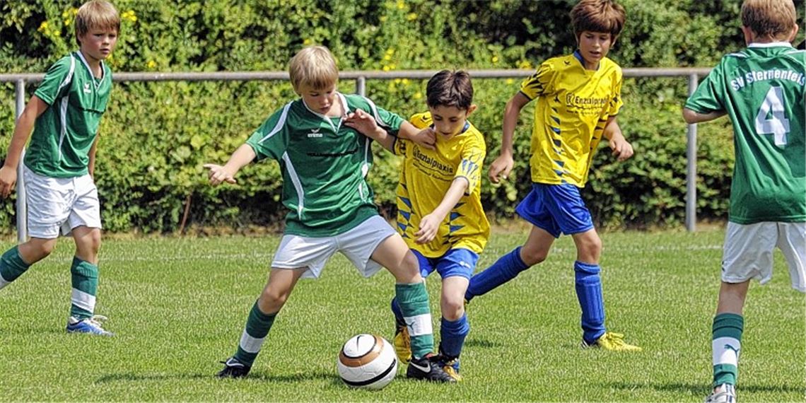 Sommerhitze und Sonnenschein verlangen von den E-Junioren des SV Sternenfels (grüne Trikots) und des TSV Phönix Lomersheim einiges an Kondition. Foto: Fotomoment