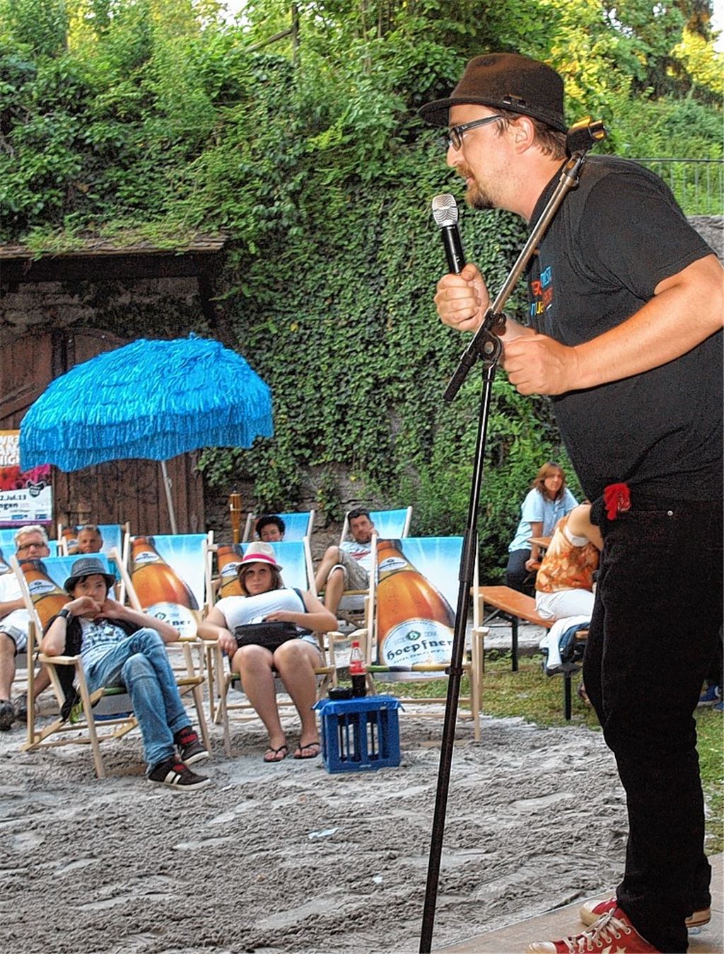 Sommerliche Kombination: Strand-Feeling und Kabarett mit Helmut A. Binser.