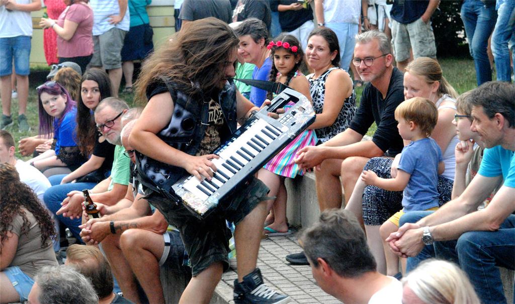 Sommerstimmung unter freiem Himmel wie hier im Juli 2019 mit Musik von „C.L. Anger“ wird es am Samstag nicht geben, aber sicher eine ebenfalls mitreißende Darbietung. Foto: Archiv
