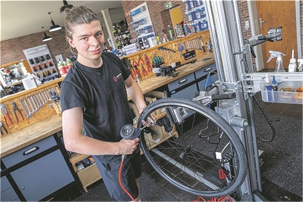 Sommerzeit ist Hochsaison im Fahrrad-Fachhandel, wo nicht nur die turnusgemäßen Wartungen durchgeführt, sondern auch platte Reifen und andere spontane Schäden repariert werden. In der Mühlacker „Tretlager“-Filiale gegenüber vom Bahnhof hat Paul Bloß, Zweirad-Mechatroniker mit Fachrichtung Fahrrad, in diesen Tagen gut zu tun. Fotos: Recken