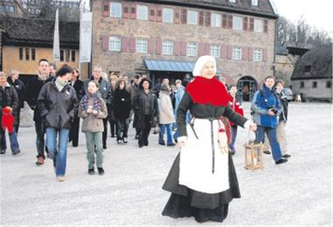 Sonderführung im Klosterhof: Was die Besucher von der Stadt Maulbronn halten, soll im Rahmen einer Online-Befragung unter den Besuchern und Touristen untersucht werden. 
Archivfoto: Stahlfeld