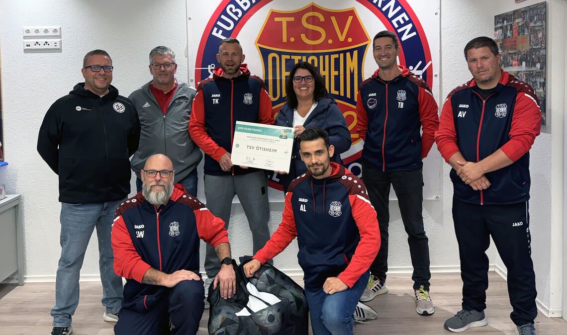 Sonderpreis für den TSV Ötisheim: bfv-Clubberater Marcel Martin, Kreisjugendleiter Jürgen Gutbub, TSV-Jugendleiter Thomas Kutz, bfv-Vizepräsidentin Heike Himmelsbach-Ihli, TSV-Abteilungsleiter Thomas Barho sowie die TSV-Jugendtrainer Alexander Voigt (hinten, v.li.), Sascha Wüstner und Adrian Plietsch (vorne, v.li.). 