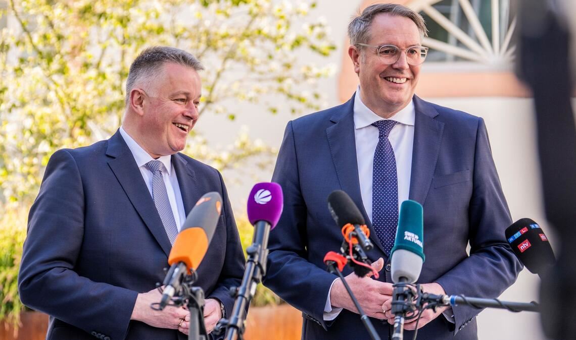 Sondierungsgespräche in Rheinland-Pfalz: Gordon Schnieder (l, CDU), Spitzenkandidat und Wahlsieger der zurückliegenden Landtagswahl, und Alexander Schweitzer (SPD), Ministerpräsident von Rheinland-Pfalz, beantworten Fragen der Journalisten.