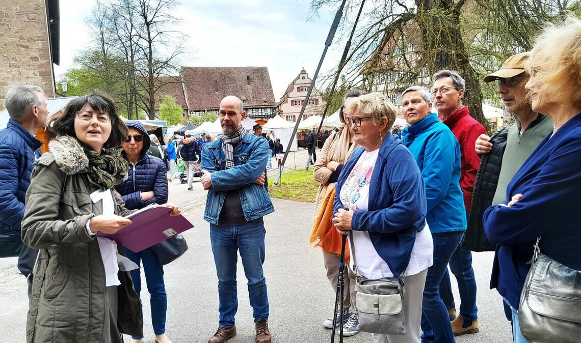 Sonja Hagenlocher stimmt ihre Zuhörer auf eine literarische Klosterführung ein. Foto: Filitz