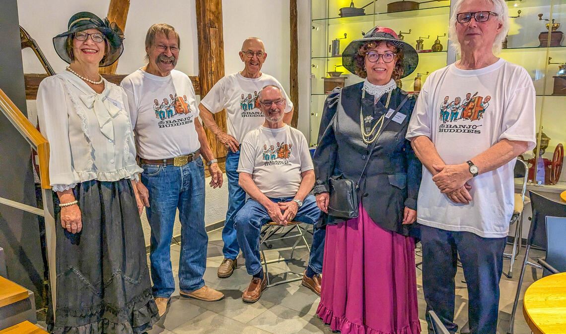 Sonja Porth (li.), die Banjo Buddies (v.li.) Hese Schröter, Klaus Boda (hinten), Rainer Daub, Wolfgang Jung sowie Christine Bauer im Wiernsheimer Kaffeemühlenmuseum. Foto: privat